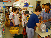 130819_05 レジに並ぶ買い物客