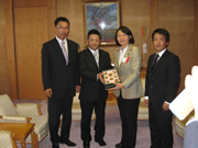 130819_01 生産者と倉敷市長(右から中川さん、伊藤市長、岡本彰夫部会長、岡本寛さん)