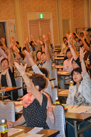 140806_02 運動分野の実技指導で体を動かす参加者(29日、岡山市内で)