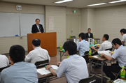 140806_03 開講式で挨拶をする青江会長
