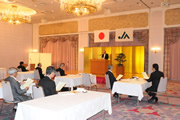 150202_02 青江会長から感謝状を受けとる二摩前組合長(左)