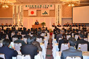 今後3カ年の取り組みに向けて決意を述べる青江会長(9日 岡山市)