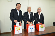 当選者を決めた統一キャンペーンのプレゼント抽選会(左から青江伯夫JA岡山中央会長、長田謙二JA岡山東組合長、山本清志JA岡山西組合長)