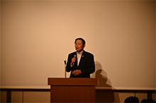 あいさつする青江会長